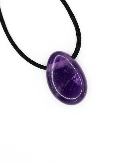 Amethyst Cabochon Anhänger seitlich gebohrt, mit Samtband ca. 80 cm, ideal für spirituelles Wachstum und innere Ruhe